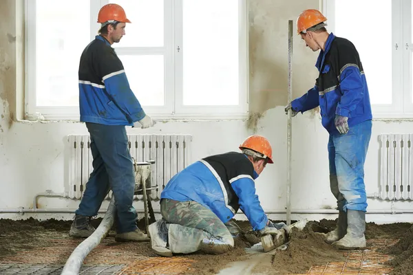 Yeseros trabajador de hormigón en el trabajo de piso — Foto de Stock