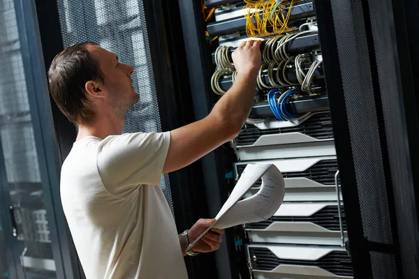 Service engineer in server room — Stock Photo, Image