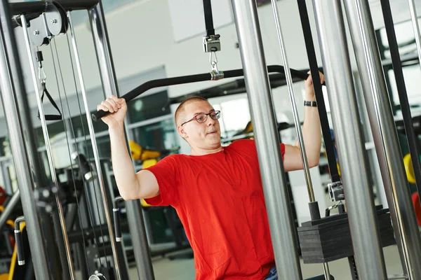 Hombre haciendo ejercicios de espalda en gimnasio de fitness —  Fotos de Stock