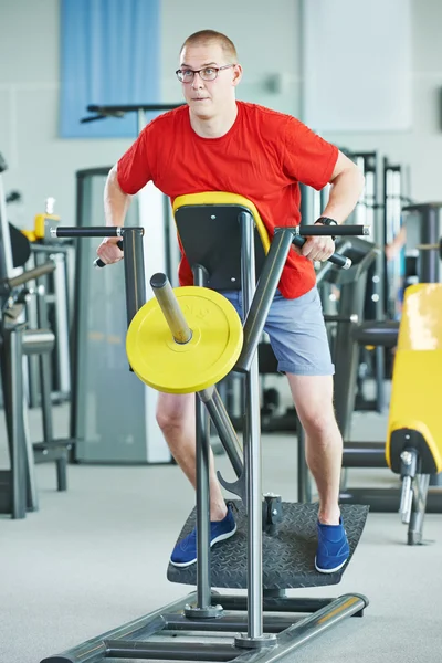 Man doing back exercises at fitness gym — Stock Photo, Image