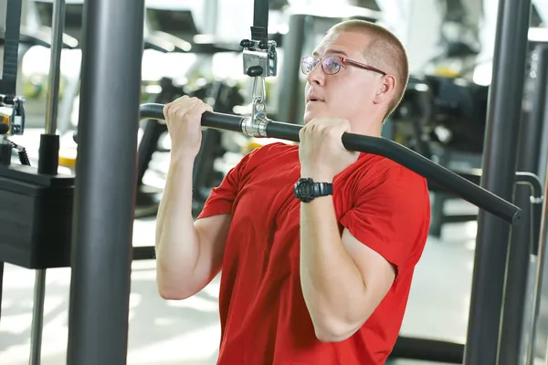 Man doing exercises at fitness gym — Stock Photo, Image