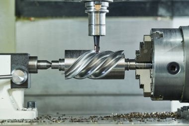 CNC değirmen makinesi çalışıyor. Metal solucanlar çalışıyor.
