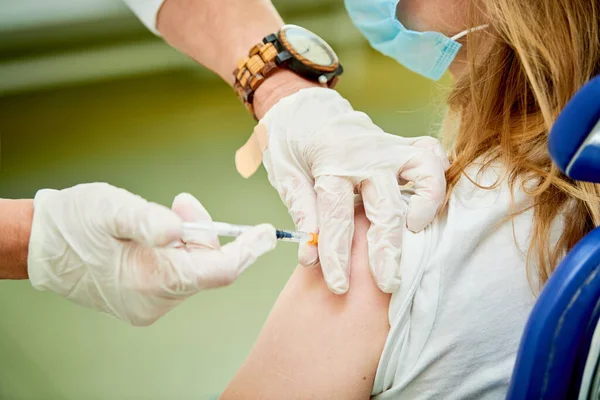 Kobieta szczepiona przeciw chorobie guzowatej skóry w klinice. Szczepionka przeciw koronawirusowi — Zdjęcie stockowe