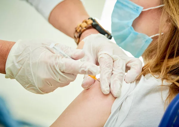 Frau wird in Klinik geimpft Coronavirus-Impfstoff abgeschossen — Stockfoto
