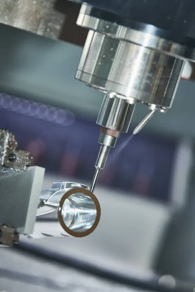 Precision mesin detail logam pada mesin penggilingan CNC — Stok Foto