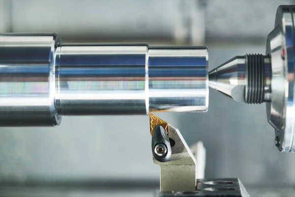 Operação de giro na máquina cnc. indústria de corte de metal para fabricação e usinagem — Fotografia de Stock