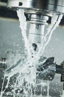 CNC değirmen makinesi çalışıyor. Metal solucanlar çalışıyor.