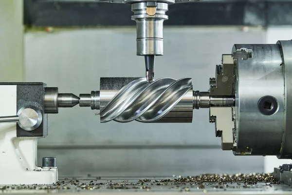 CNC-Fräsmaschinen arbeiten. Bearbeitung von Schneckengetriebe aus Metall — Stockfoto