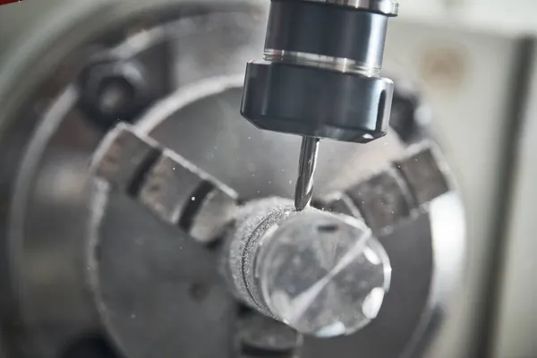 Detalle de metal de mecanizado de precisión en fresadora CNC —  Fotos de Stock