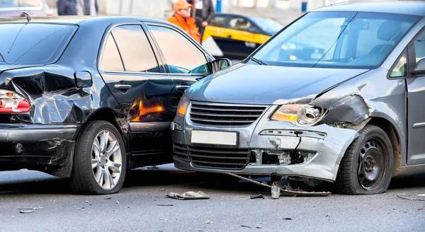 Autonehoda na ulici. poškozené automobily — Stock fotografie