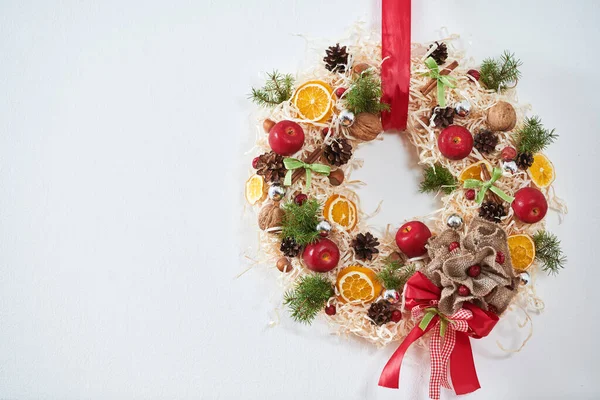 Grinalda feita à mão de ramos de abeto naturais de decoração em e férias de inverno. Natal. — Fotografia de Stock