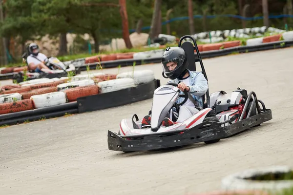 Karting. motorsport road racing with open-wheel four wheeled vehicles at go-karts — Stock Photo, Image