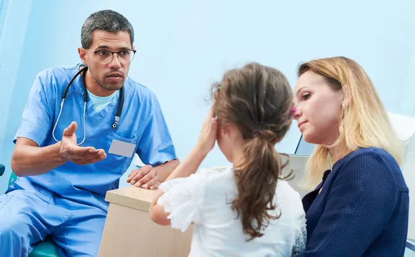 Visita medica della bambina da parte del medico africano — Foto Stock