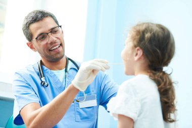 Afrikalı doktor tarafından küçük kızın ENT 'de tıbbi muayenesi