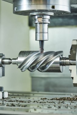 CNC değirmen makinesi çalışıyor. Metal solucanlar çalışıyor.