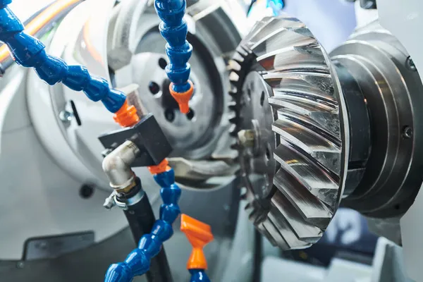 Spiralverzahnungsfräsmaschinen funktionieren. CNC-Schleifmaschine in der Metallindustrie — Stockfoto
