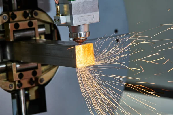Laserskärning av metallrör med gnistor på rörlasermaskinen — Stockfoto