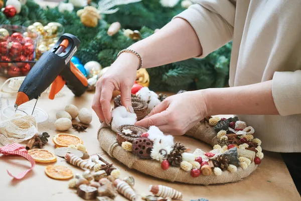 Kvinna florist dekoratör gör julkrans — Stockfoto