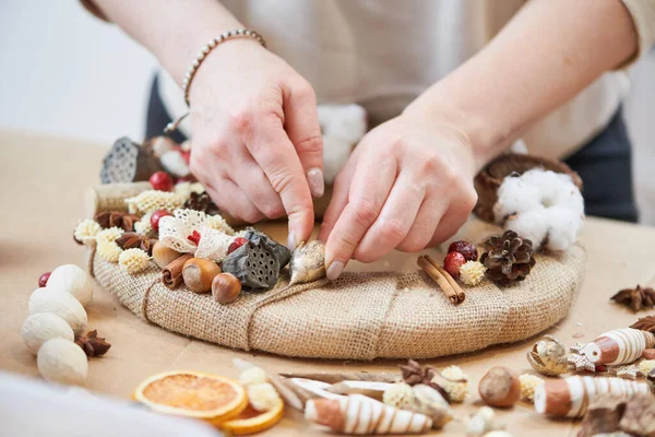 Decoradora florista femenina haciendo corona de Navidad — Foto de Stock