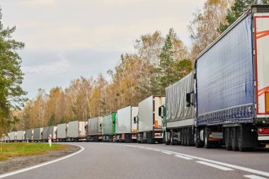 Uzun trafik sıkışıklığında kamyon yığını