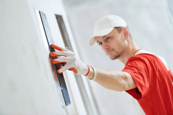 Plasterwork and wall painting preparation. craftsman applying plaster or filling — Stock Photo, Image