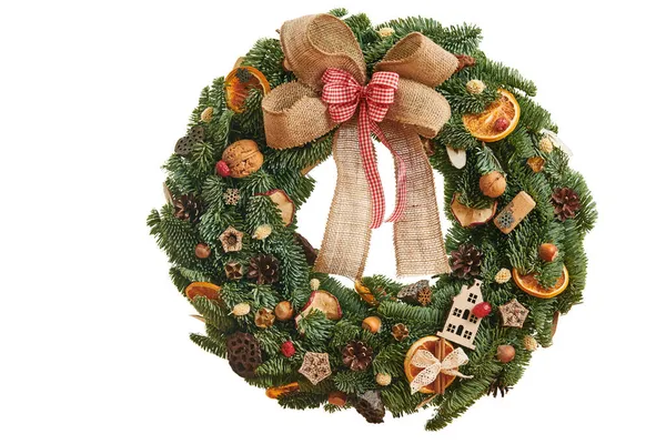 Ručně vyrobený věnec z přírodních jedlových větví pro dekoraci o a zimní prázdniny. Vánoce — Stock fotografie