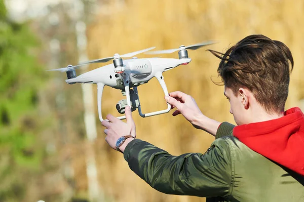 De drone vliegt. Jongeman met helikopter buiten — Stockfoto