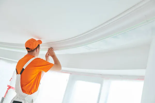 Installazione di stampaggio soffitto decorativo. riparazione e decorazione della casa — Foto Stock