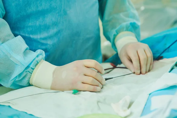 Interventionele radiologie. chirurg radioloog bij gebruik tijdens katheter gebaseerde behandeling met X-ray visualisatie. — Stockfoto