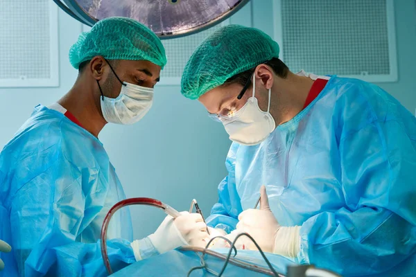 Хирургия. Хирурги во время хирургической операции в клинике — стоковое фото