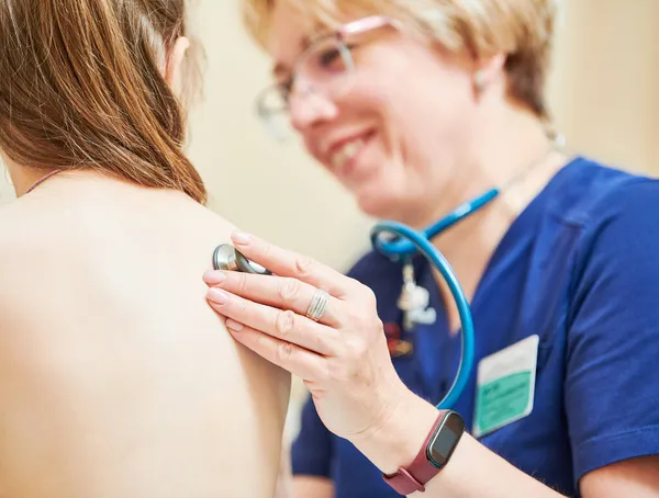 Pediatra infantil. Doctora examinando a una niña — Foto de Stock