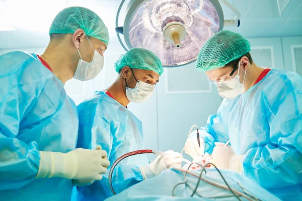 Spoedoperatie. Chirurgen tijdens chirurgische ingreep in de kliniek — Stockfoto