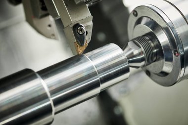 Cnc makinesini çalıştırıyorum. Üretim ve makineler için metal kesintisi