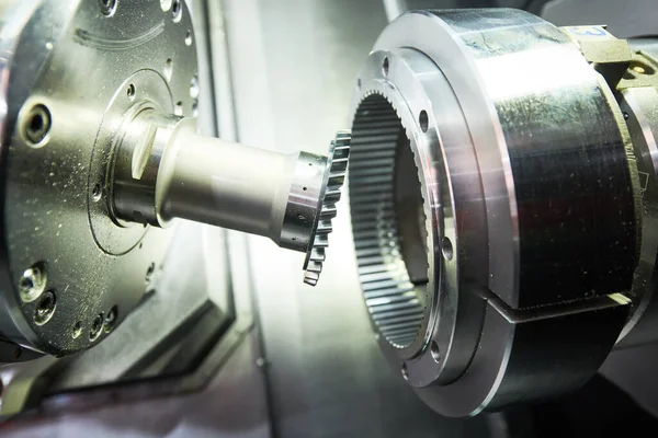 Schalenbetrieb auf CNC-Maschine in der Metallverarbeitung. Schneidwerkzeug macht inneren Zahn mit Fräse — Stockfoto