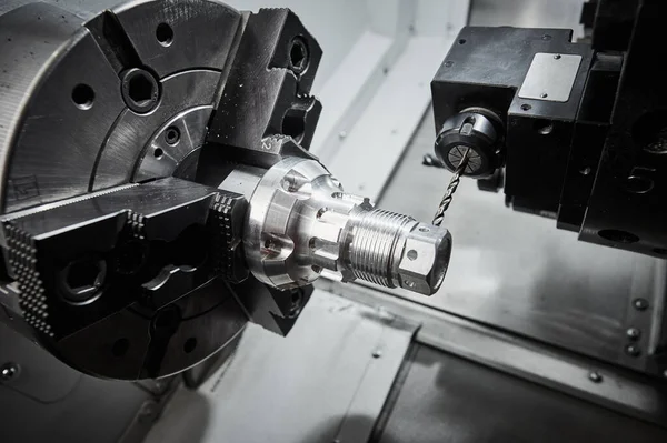 Fúrási művelet a CNC esztergagépen. fémvágás és precíziós megmunkálás — Stock Fotó