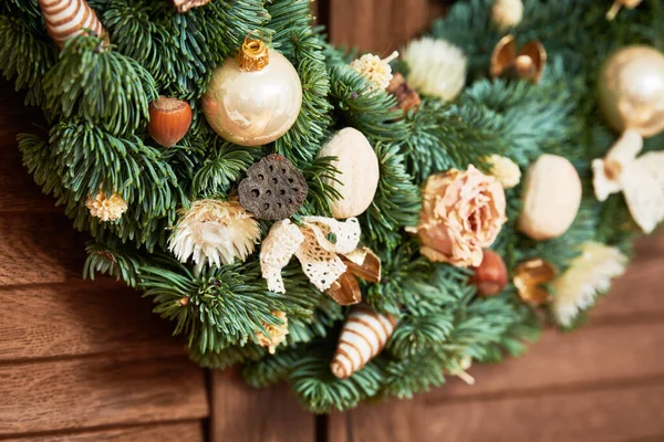 Handgjord krans från naturliga gran grenar för dekoration på och vintersemester. Julen — Stockfoto