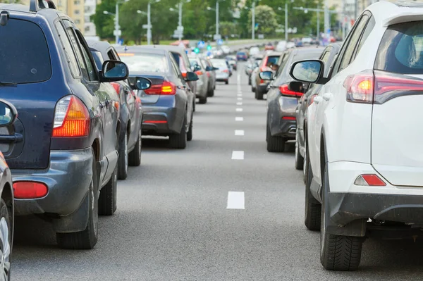 Şehir caddesinde trafik sıkışıklığı veya çöküş