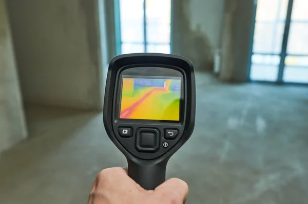 Inspección de la cámara de imágenes térmicas para comprobar la temperatura y encontrar tuberías de calefacción en el suelo —  Fotos de Stock
