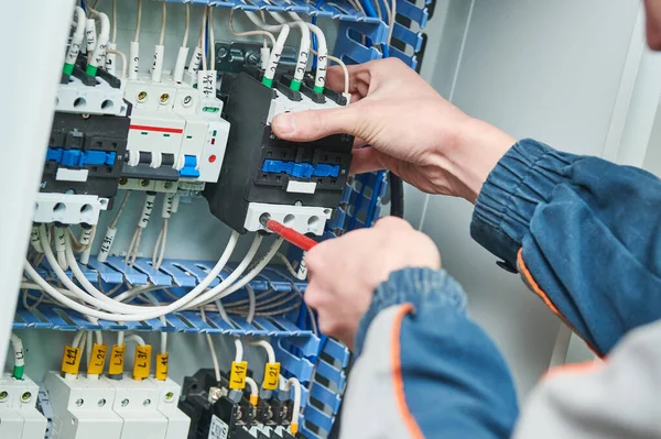 Electrician work. Installing equipment in switchbox. current breaker installation — Stock Photo, Image