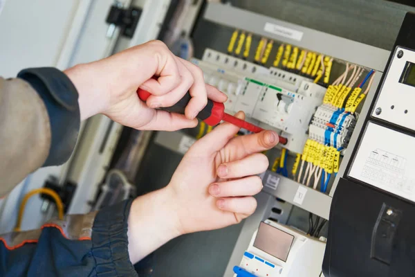 Práce elektrikáře. Instalace zařízení do rozvaděče. aktuální instalace jističe — Stock fotografie