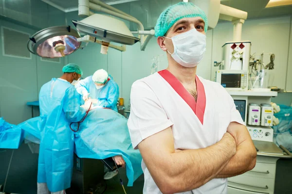 Cirujano en quirófano. Cirugía de emergencia. Cirujanos durante intervención quirúrgica en clínica — Foto de Stock