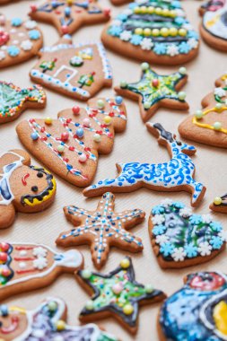 Noel pişirilmiş geleneksel zencefilli kurabiye. Bisküvi seti