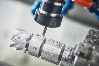 CNC değirmen makinesinde hassas metal detayı