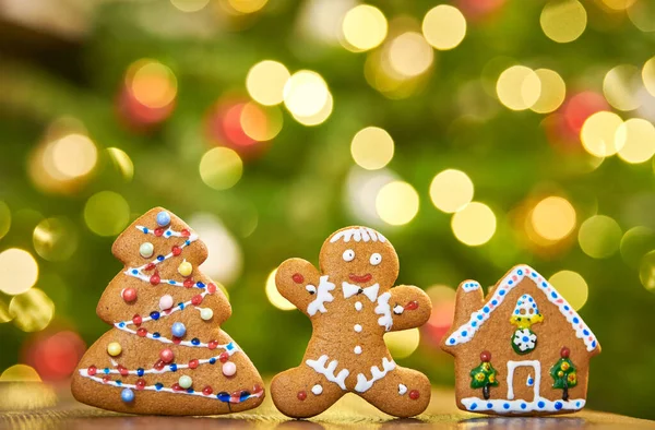 Christmas baked traditional gingerbread cookies. Decorated house — Stockfoto