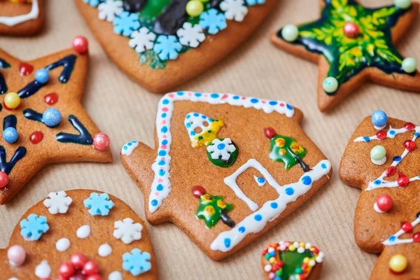 Christmas baked traditional gingerbread cookies. Decorated house — Stockfoto