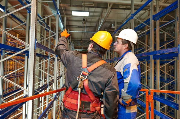 Ingenieros de trabajadores de almacén en nuevo almacén moderno — Foto de Stock