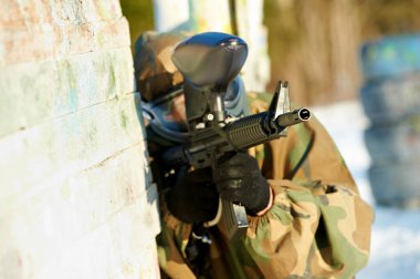 kış açık havada işareti ile paintball oyuncu
