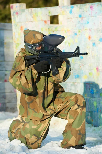 Joueur de paintball avec marqueur en plein air en hiver — Photo