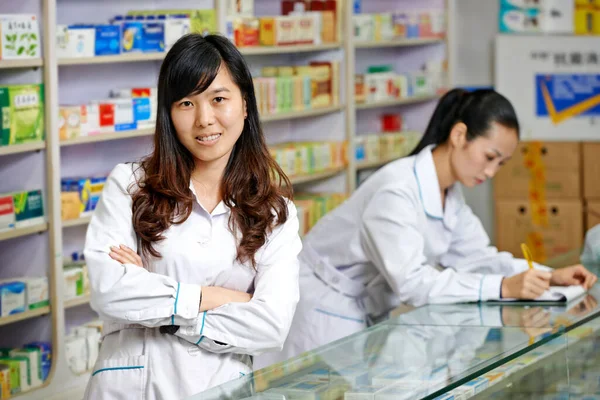 Trabalhador da farmácia chinesa na farmácia da China — Fotografia de Stock