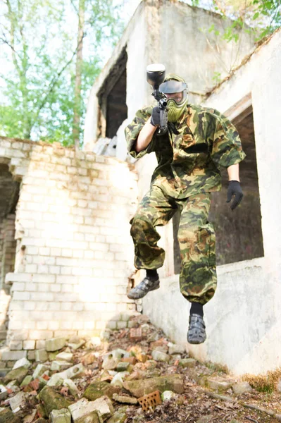 Paintball action game. player jumping and attacking — Stock Photo, Image